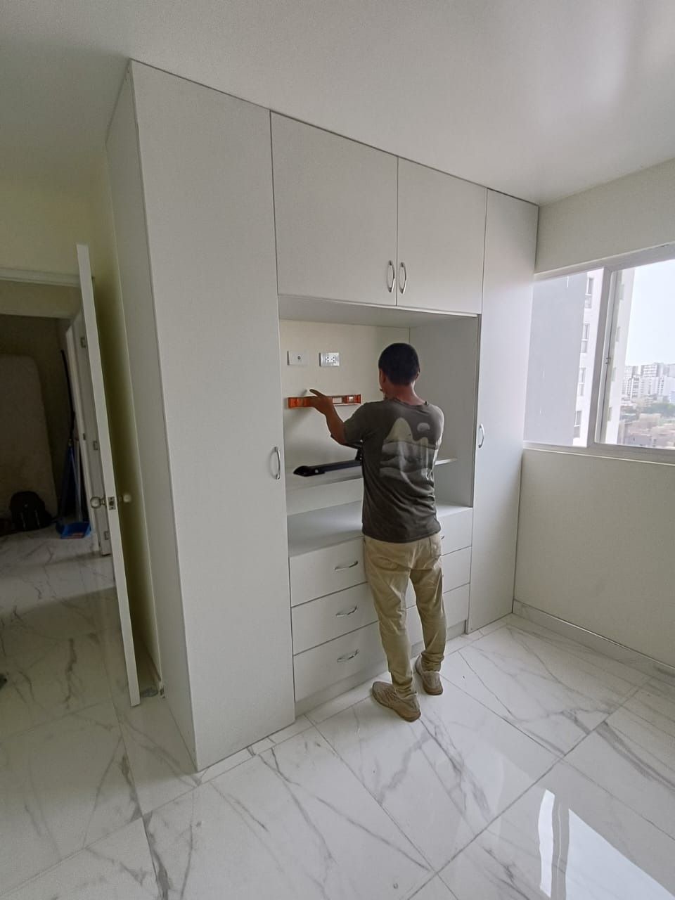 Nuestro equipo instalando un closet en melamina