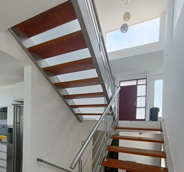 Escalera con baranda de acero inoxidable