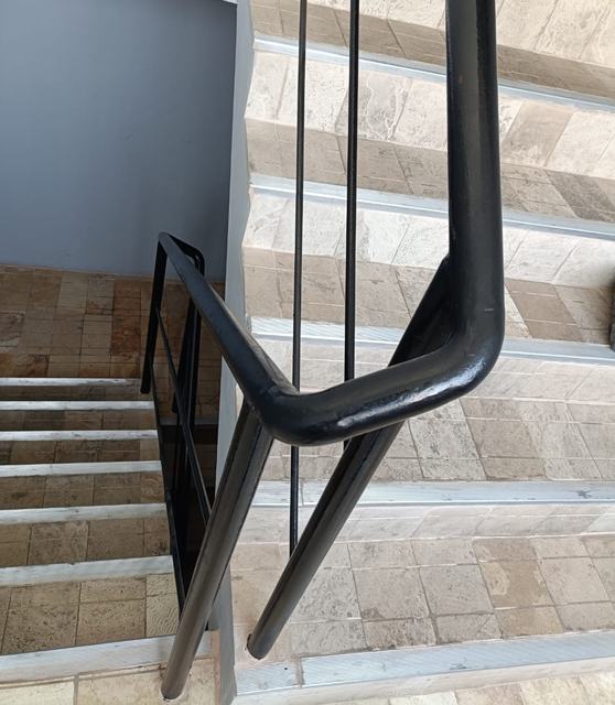 Pasamano metálico en escalera