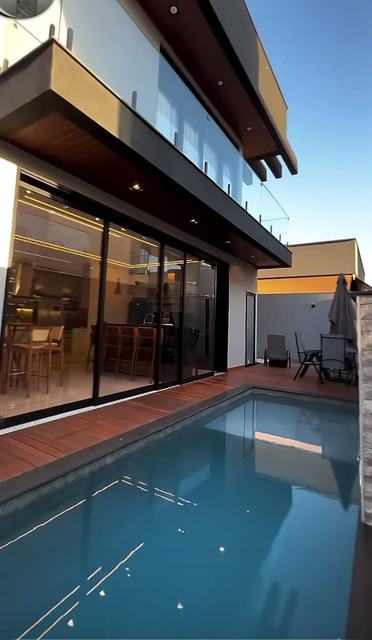 Mamparas de aluminio frente a piscina