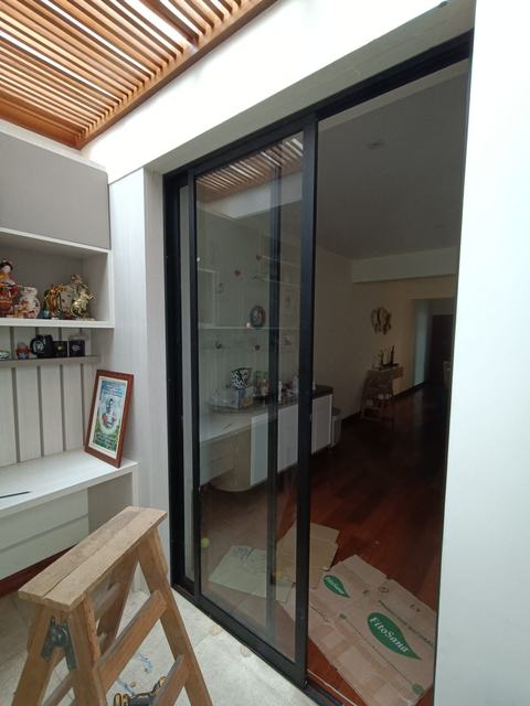 Mampara corrediza de aluminio negro