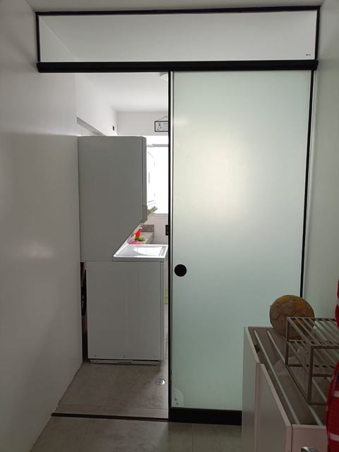 Puerta corrediza con vidrio esmerilado