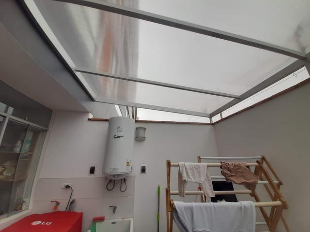 Techo de policarbonato con estructura de aluminio