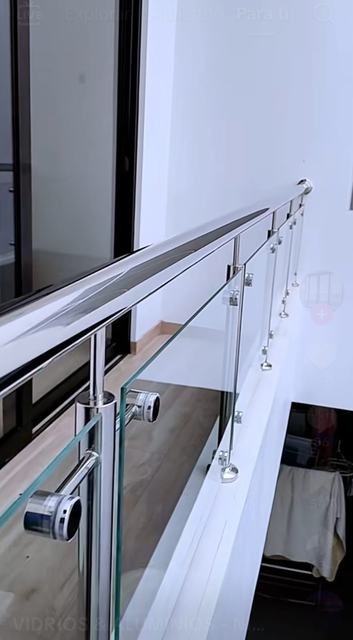Baranda de vidrio con pasamano de acero inoxidable