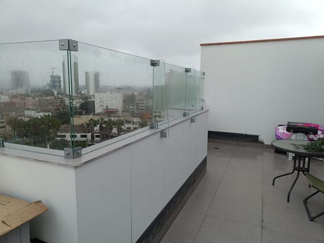 Parapeto de vidrio templado en azotea