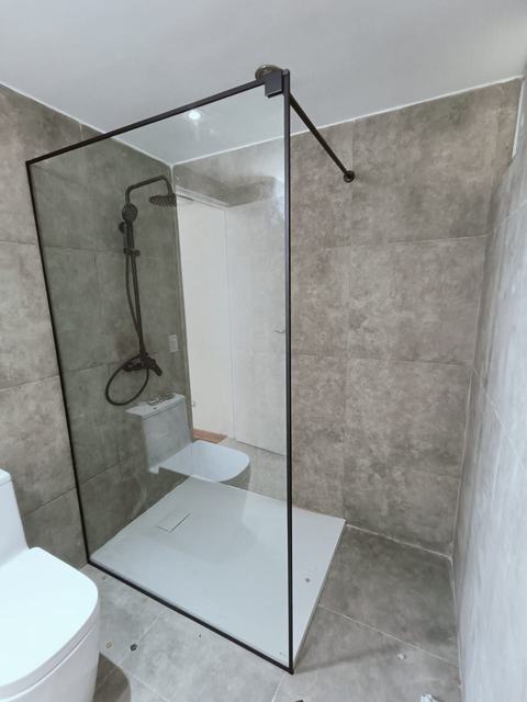 Ducha de vidrio templado con perfil negro