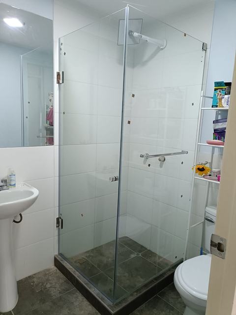 Ducha de vidrio templado con bisagras