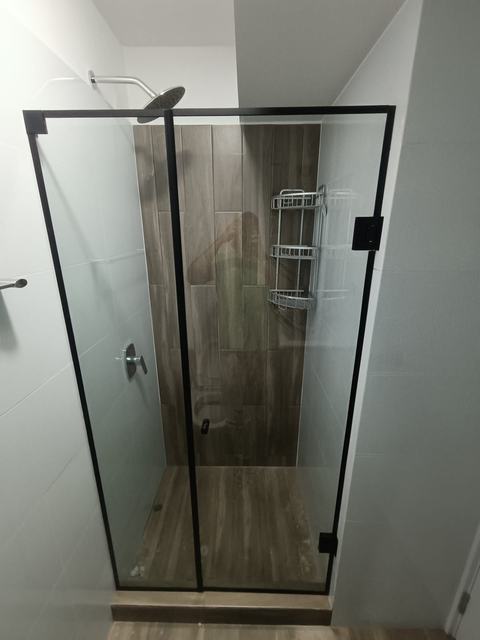 Ducha de vidrio templado con puerta batiente