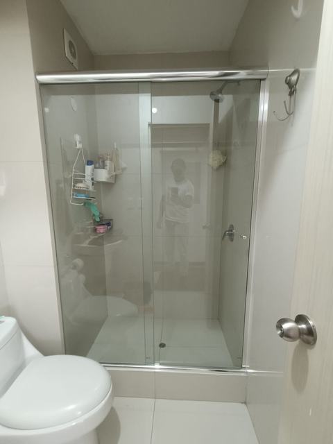 Ducha corrediza con perfil cromado
